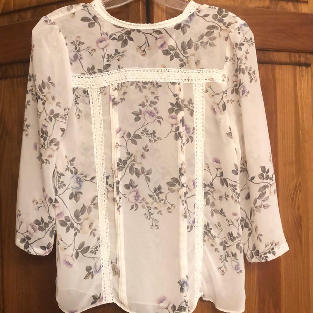 Adorable and classy floral blouse.